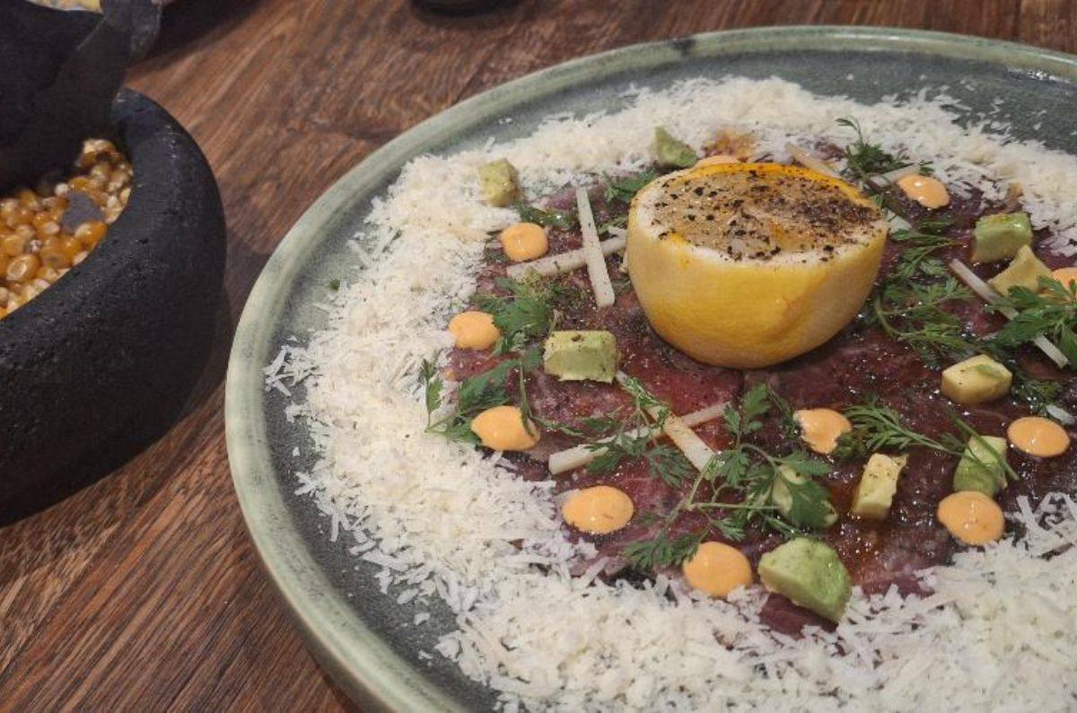 Carpaccio de res (finas láminas de filete aderezado con mayonesa ahumada, burrata fresca, alcachofa y abundante queso Grana Padano), foto de Miriam Carmo