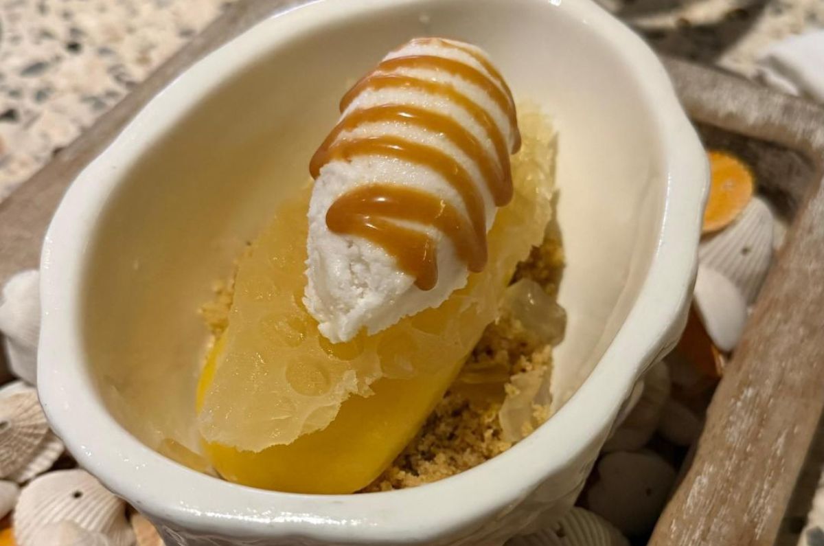Limpia paladar - biscocho especiado con pimientas acompañado de gelatinas de yuzu y miel tostada, coronado con granizado de melipona pura y sorbete de piña colada con toffee de miel, foto proporcionada por el chef