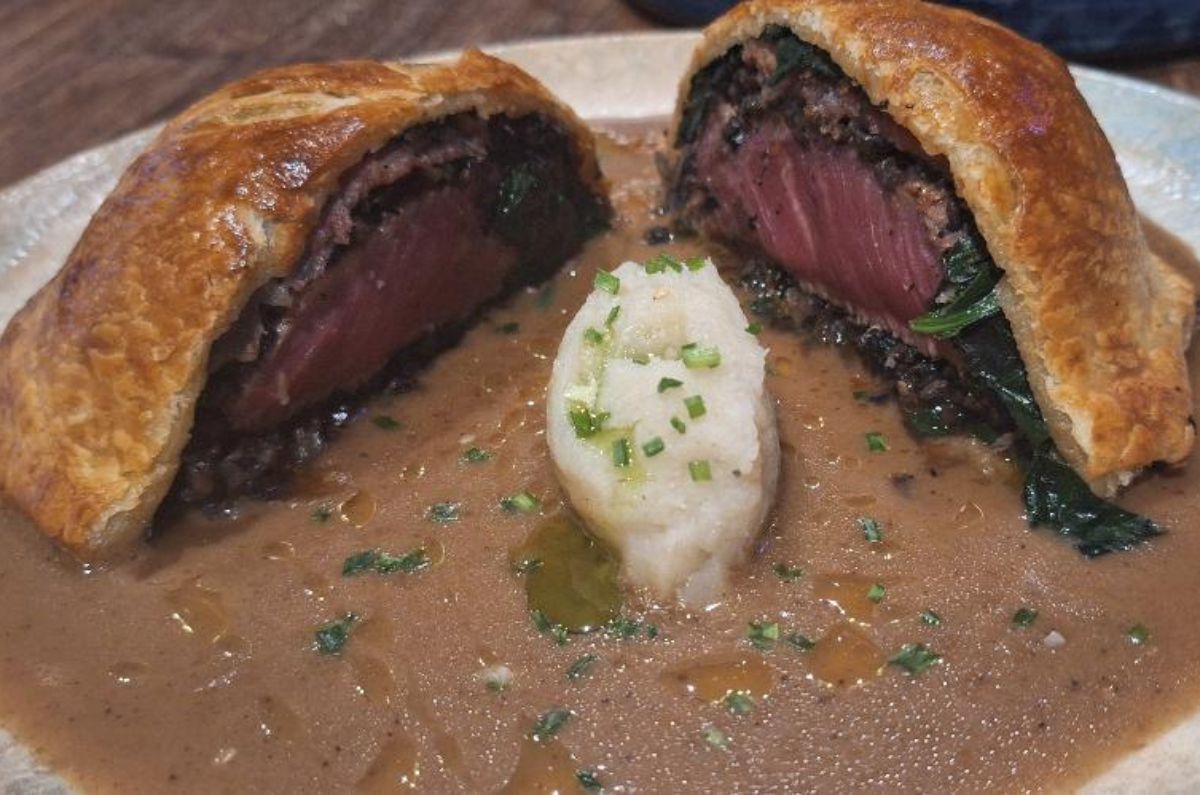 Beef wellington (clásico platillo inglés: centro de lomo envuelto en duxelle de hongos, sobre reducción de sus jugos y puré de papa rústico), foto de Miriam Carmo