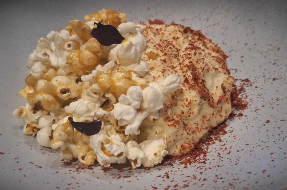 Postre Etapas de Maíz (pan de maíz cacahuacintle y huitlacoche con espuma de nicoatole, coronado con palomitas garapiñadas, buganvilia cristalizada y brotes de maíz, foto de Miriam Carmo