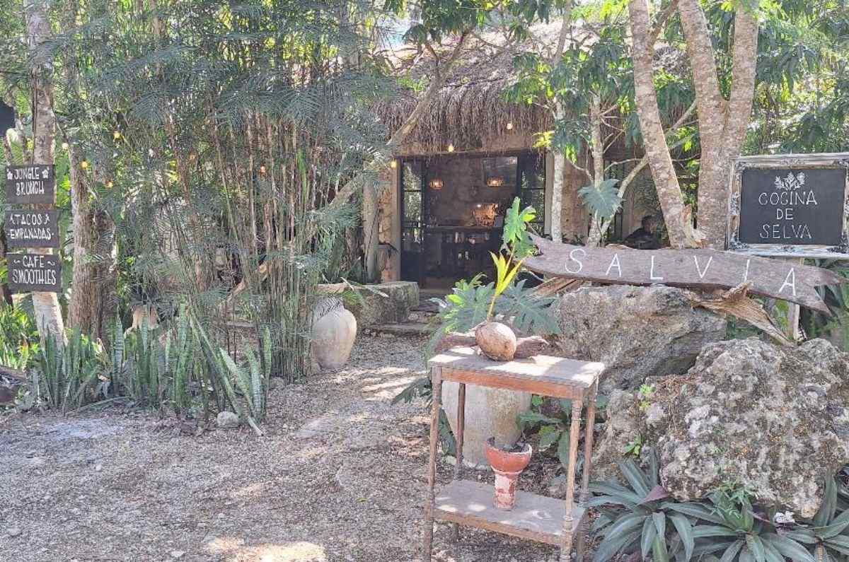 Entrada del restaurante Salvia en Francisco Uh May, foto de Miriam Carmo