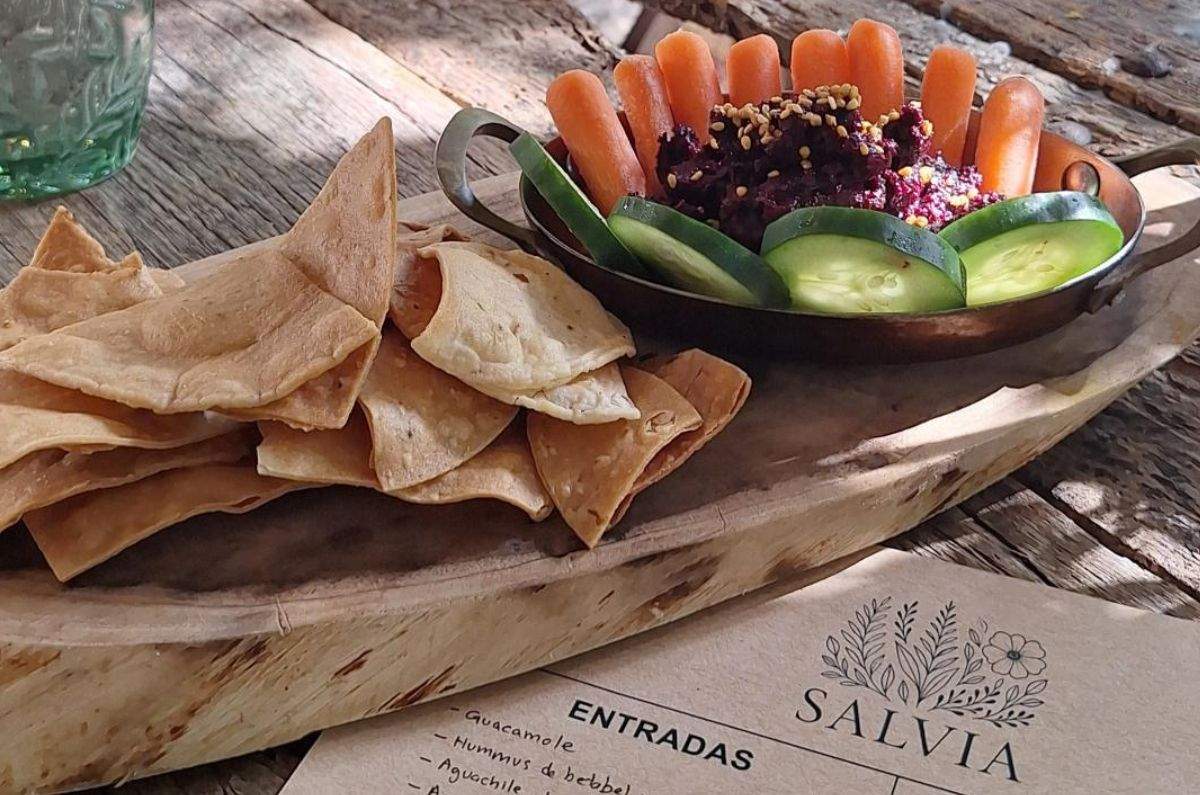 Hummus de betabel y jamaica, foto de Miriam Carmo