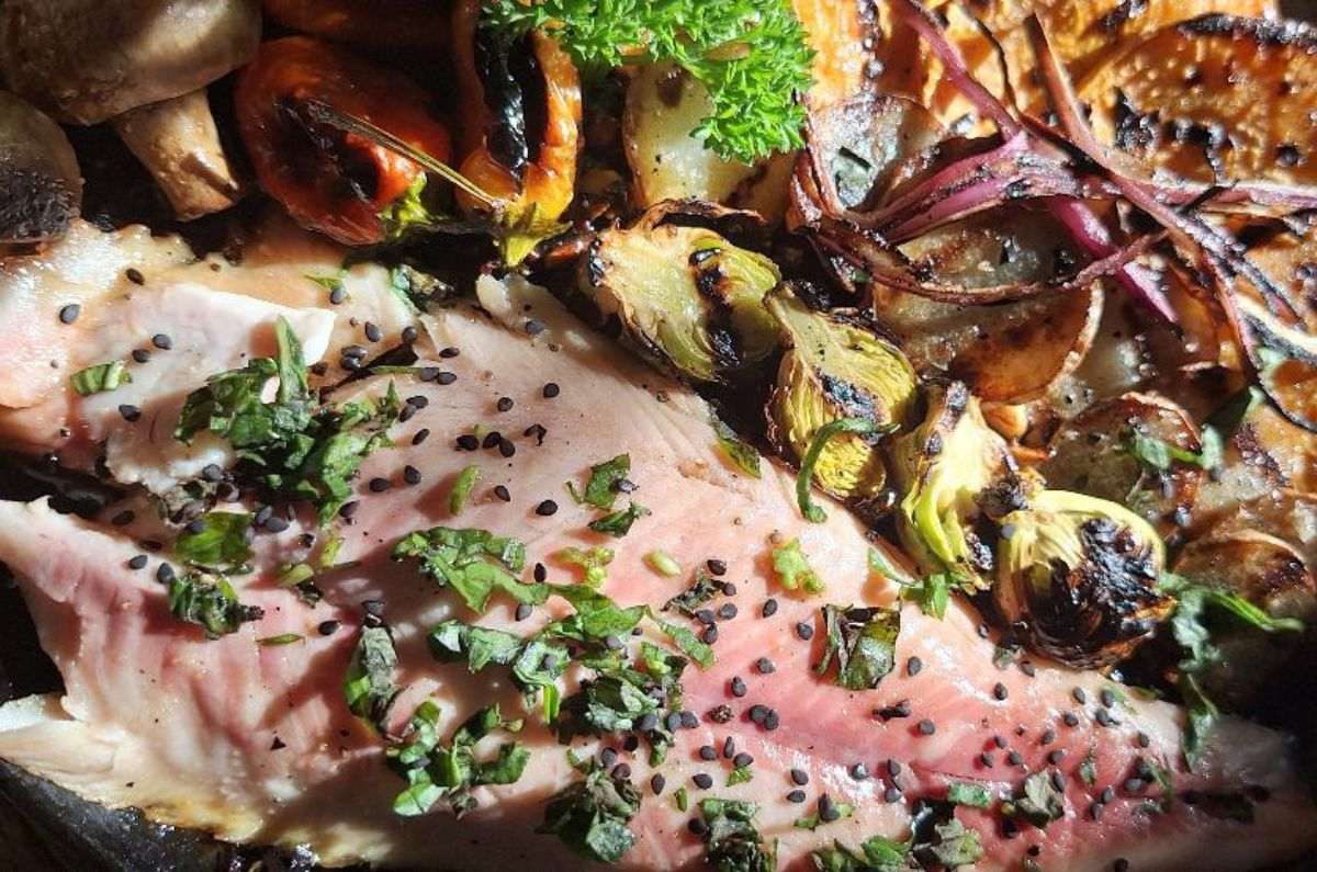 Trucha arcoíris ahumada con vegetales del huerto en Salvia, foto de Miriam Carmo 