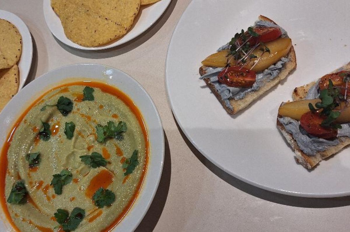 Brusquetas de queso de cabra, peras y tomates asados y mousse de berenjenas ahumadas por el chef Gero, foto de Miriam Carmo