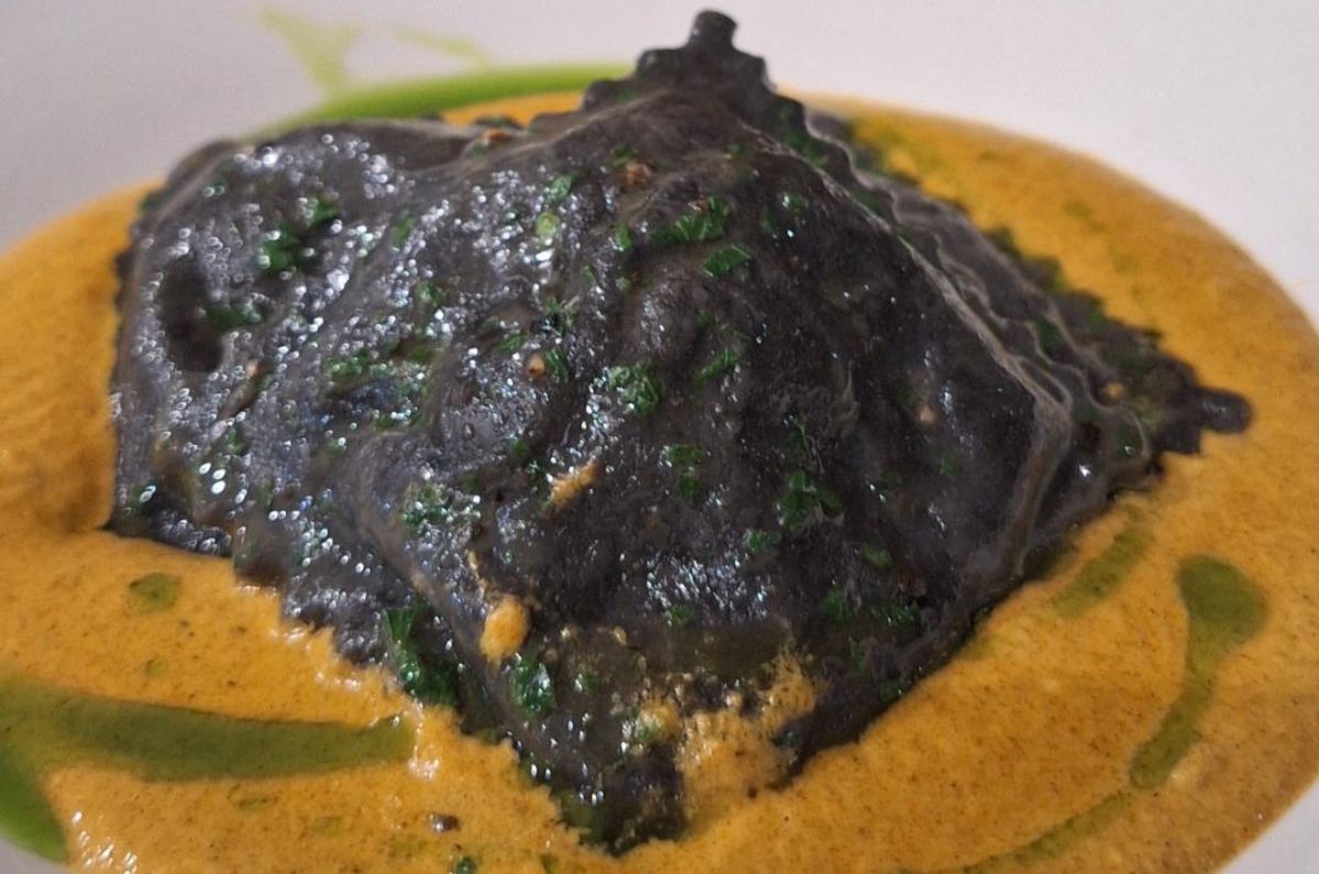 Ravioli in nero si sepia de pescado con velouté de mejillones, foto de Miriam Carmo