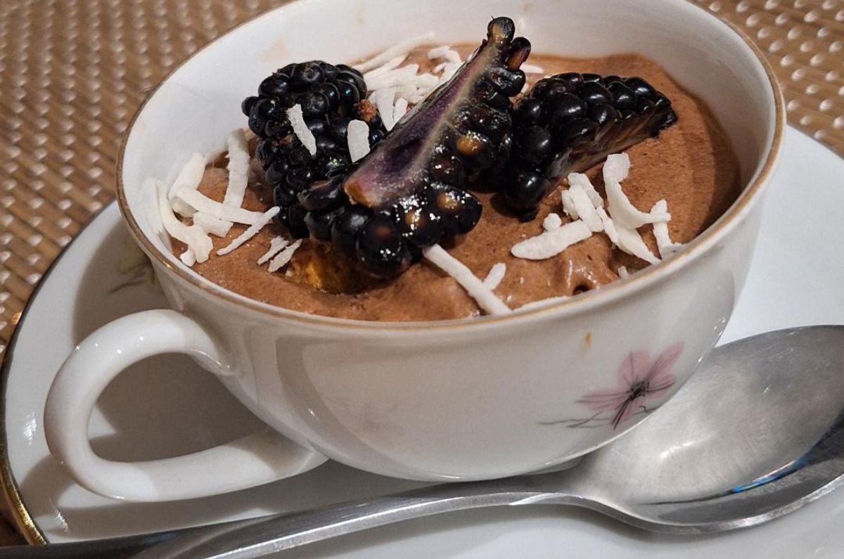 Mousse de chocolate, garapiñada de cacahuate y moras, foto de Miriam Carmo