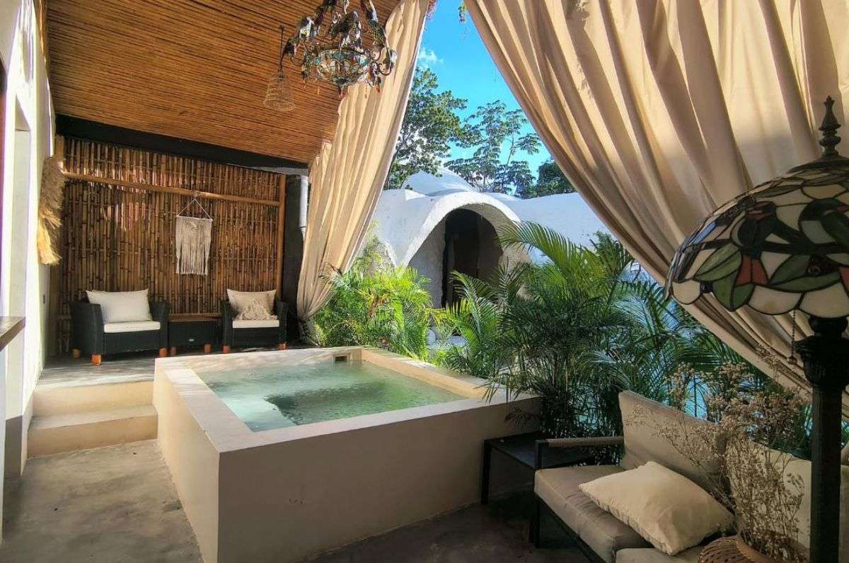 Jacuzzi junto a la alberca de Nevana Luxury Villas by La Zebra, foto de Miriam Carmo