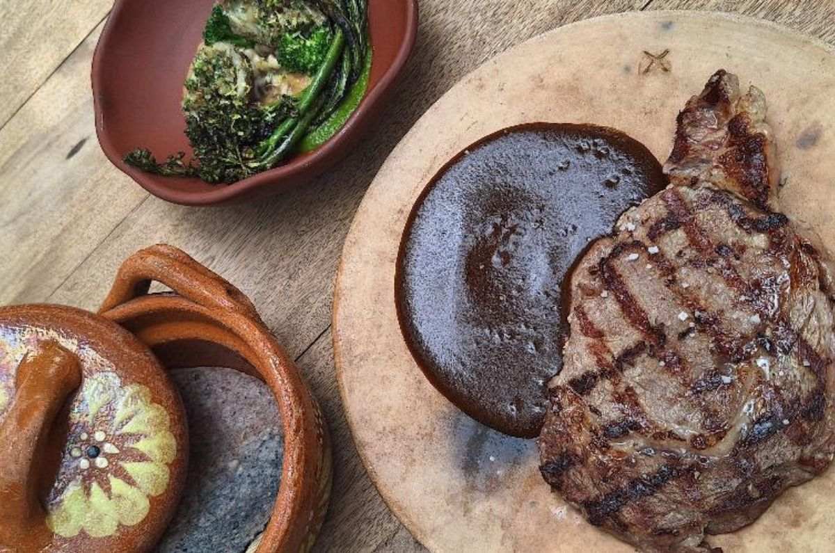 Rib Eye con mole manchamanteles y ensalada de alcachofa y brocolini en Negro Huitlacoxe, foto de Miriam Carmo