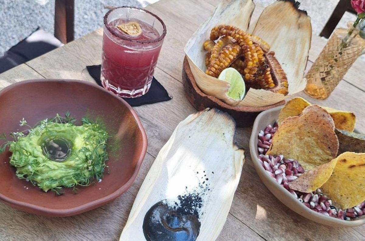 Elotes dorados, guacamole con aceite de chaya y cóctel sin alcohol Flor o Fruto - guayaba y jamaica, foto de Miriam Carmo