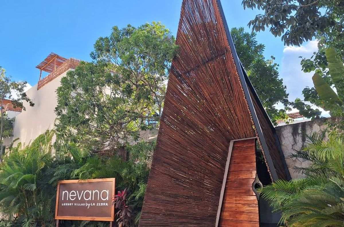 Entrada del hotel Nevana Luxury Villas by La Zebra, foto de Miriam Carmo