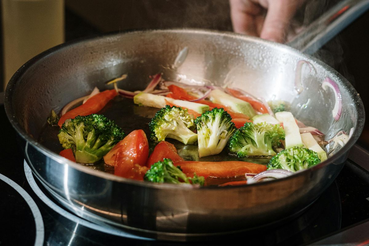 Vegetales salteados. Foto de Pexels.