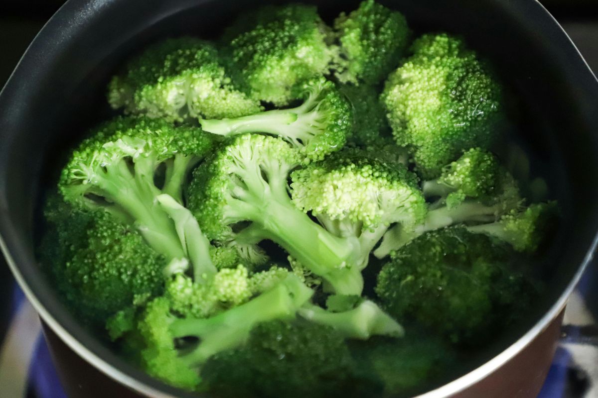 Brocoli cocido en agua. Foto de Pexels.