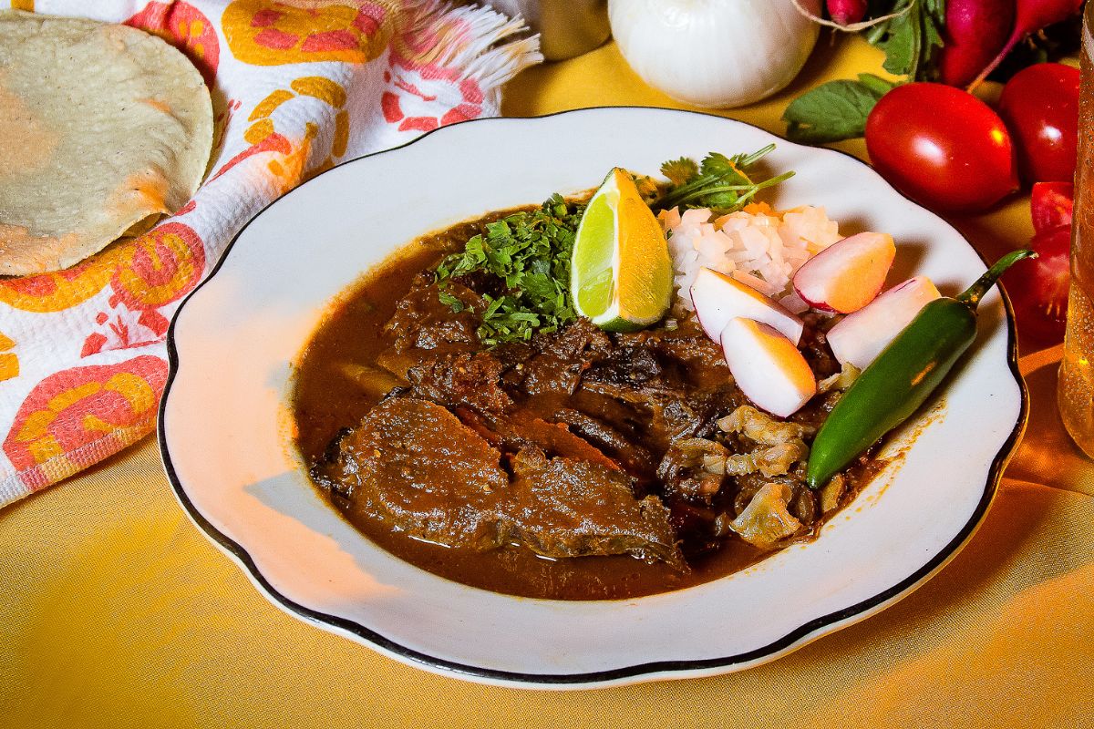 Birria tatemada. Foto de Wikimedia Commons.