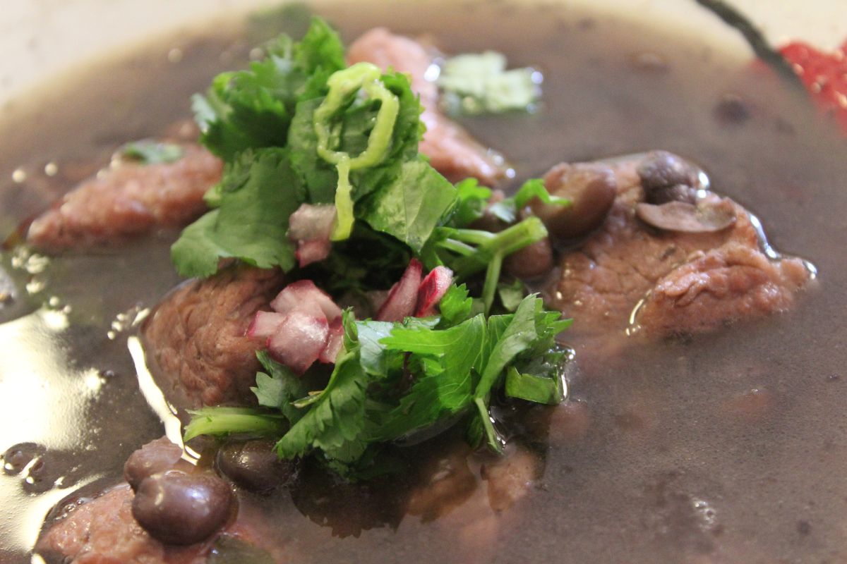 Frijol con puerco. Foto de Wikimedia Commons.