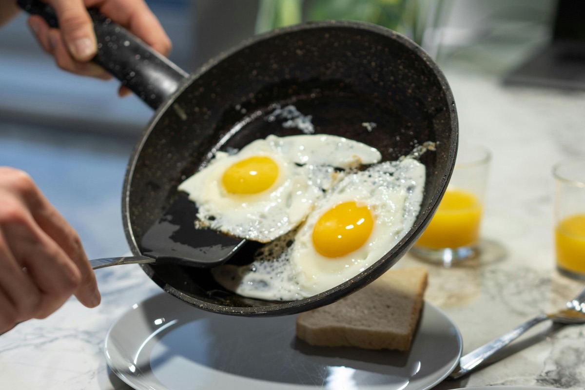 Huevos fritos. Foto de Pexels.