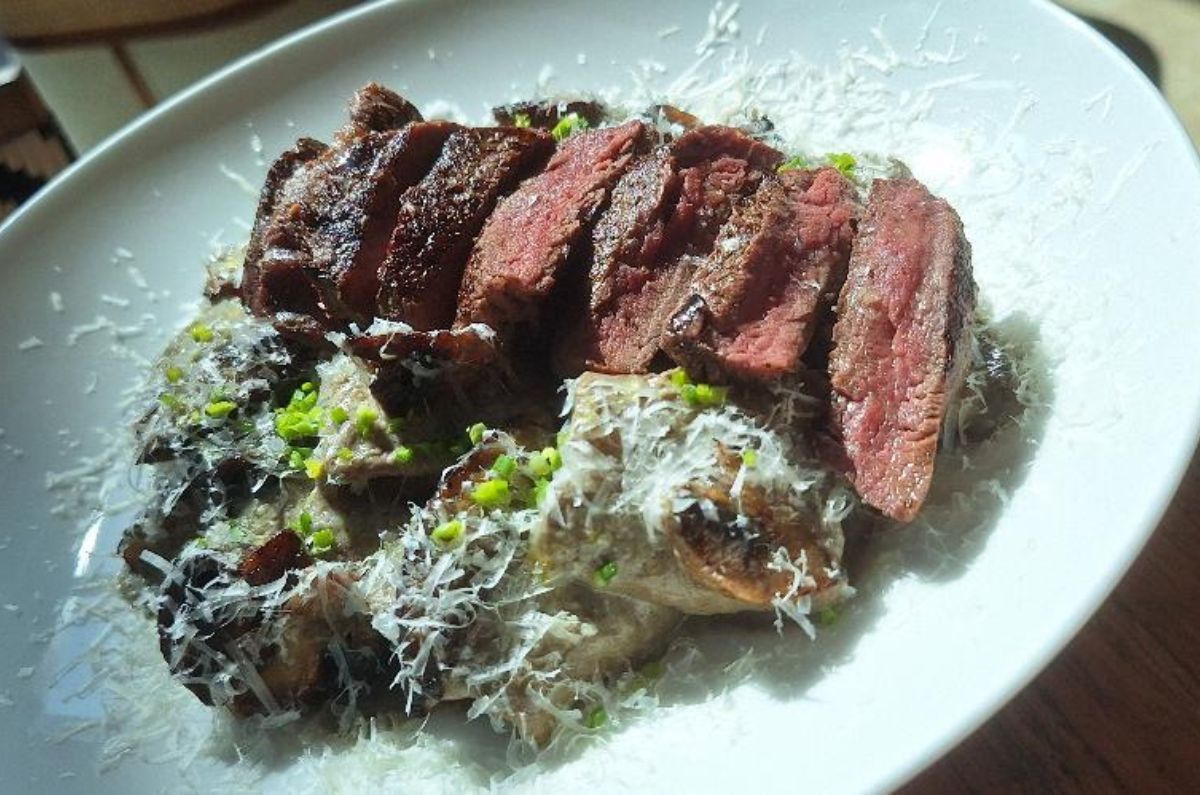 Pasta paccheri con filete de res, salsa de hongos, aceite de trufa, portobello asado, queso parmesano y cebollín; foto de Miriam Carmo