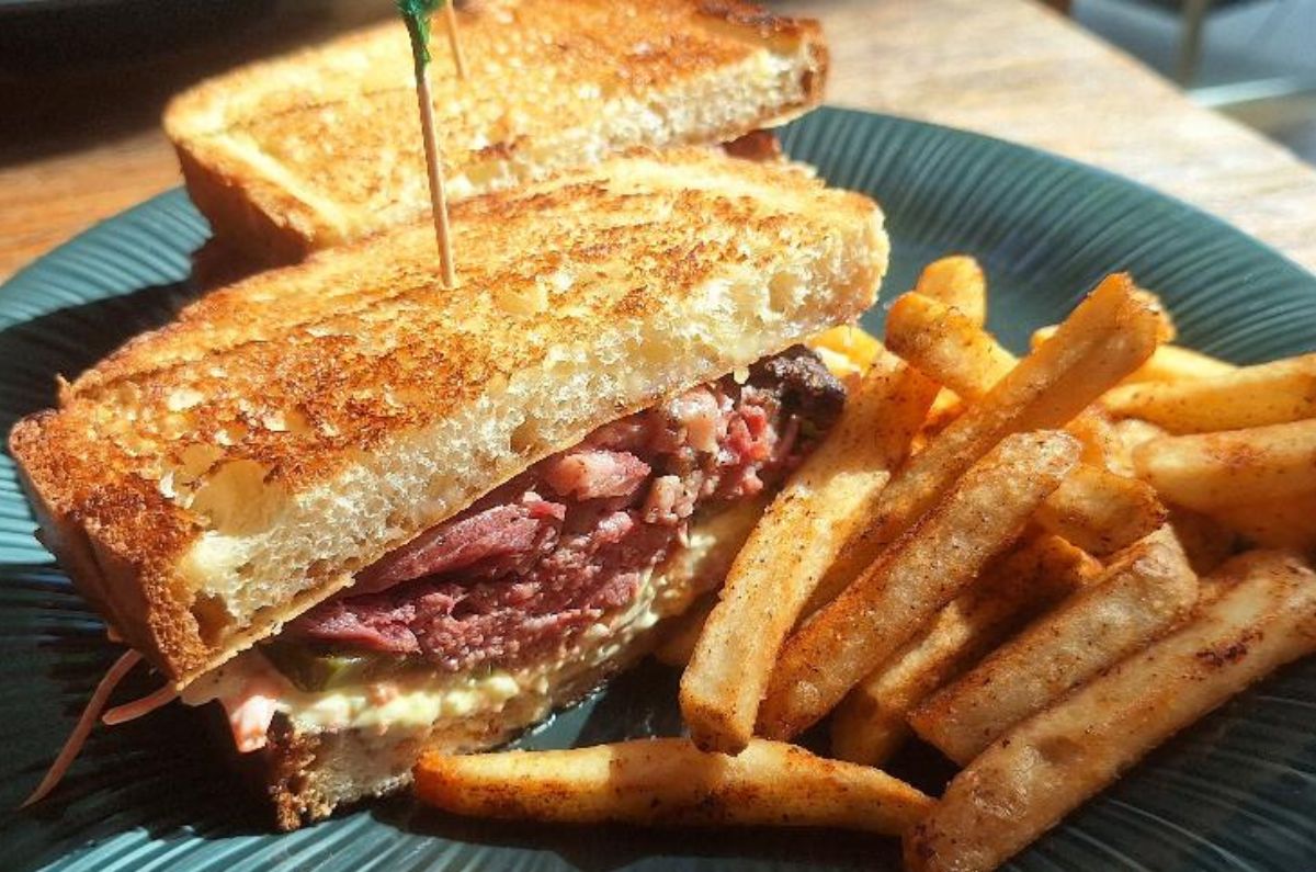Pastrami Sándwich (pan brioche, carne de res con 15 horas de cocción y ahumada, ensalada coleshaw, pepinillos y aderezo de jalapeño), foto de Miriam Carmo