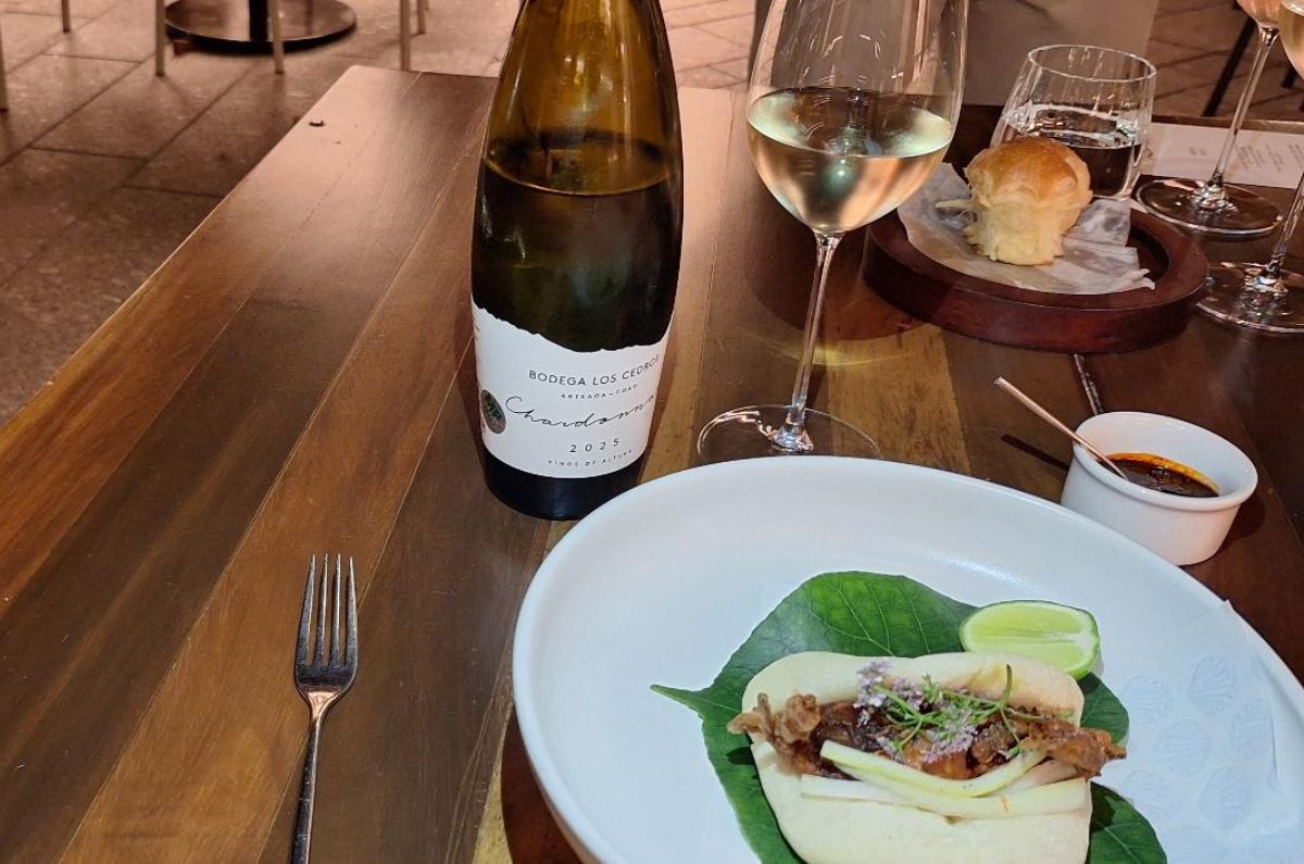 Bao de jaiba de concha suave, mayonesa de algas y pepinos encurtidos maridado con Chardonnay de Bodega Los Cedros, foto de Miriam Carmo