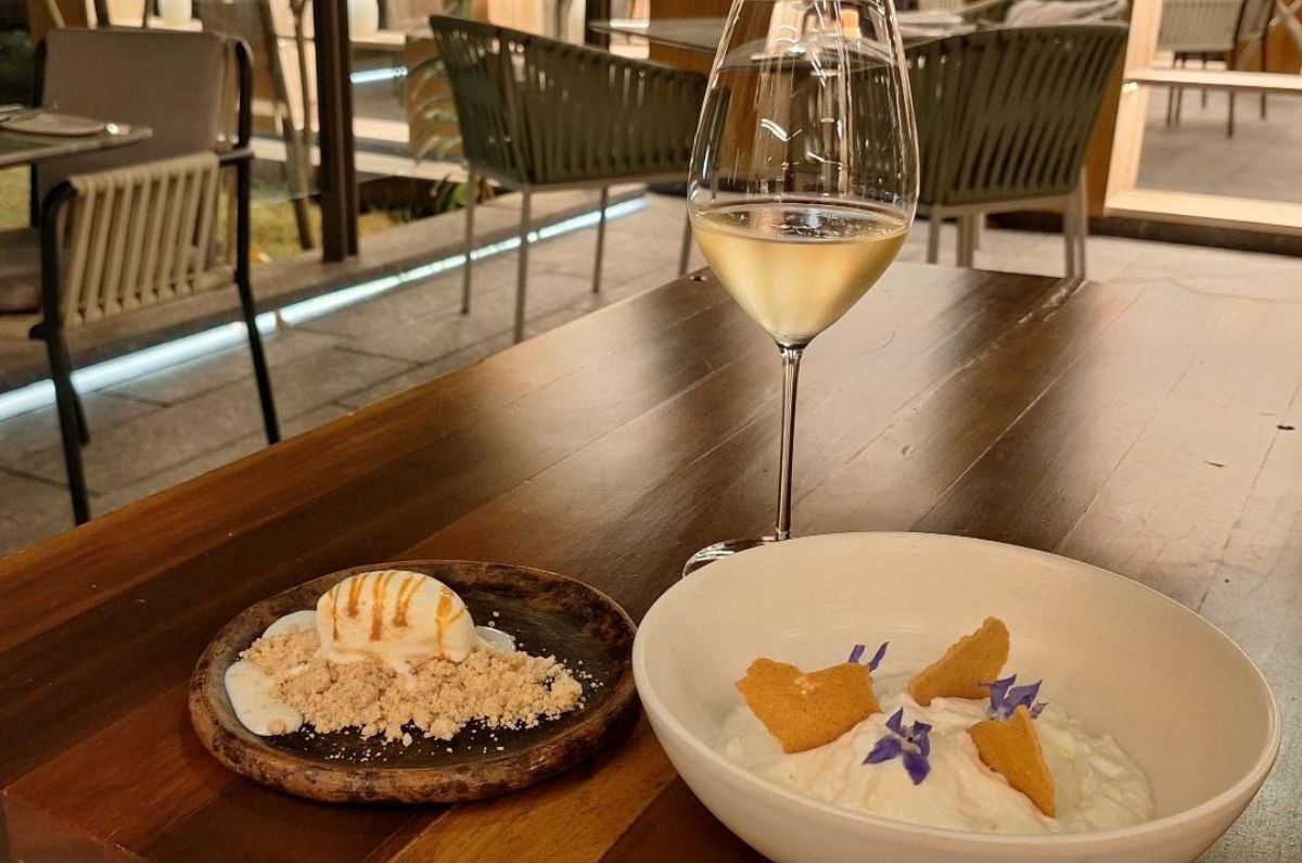 Tartar de fresa y albahaca, mousse de chocolate y espuma de jengibre y coco maridado con Riesling de Bodega Los Cedros, foto de Miriam Carmo