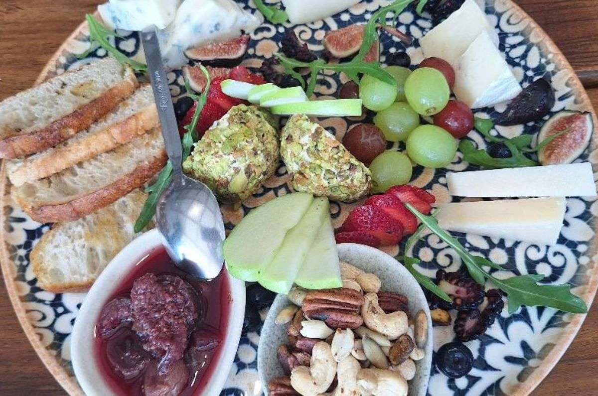 Plato de quesos nacionales e importados, foto de Miriam Carmo