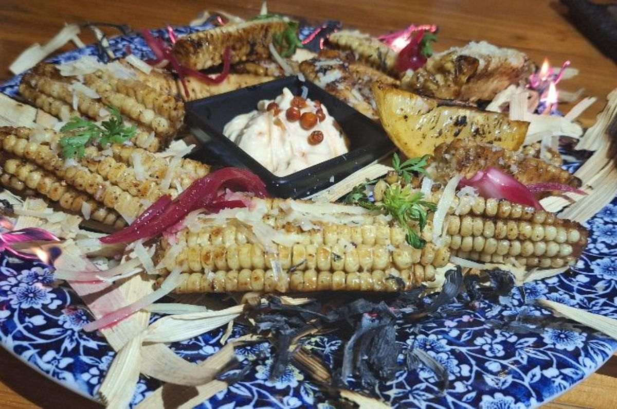 Elote asado a la brasa con mayonesa de chiltepín en restaurante Catalina, foto de Miriam Carmo