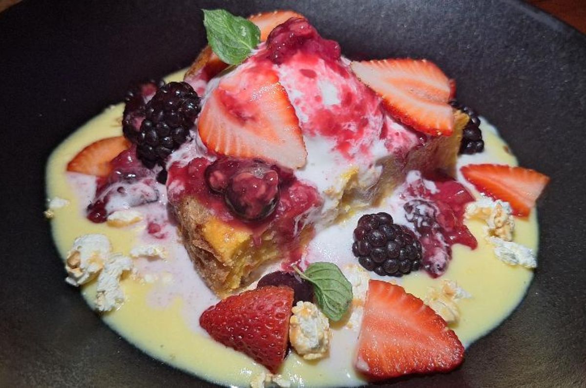 Pan de elote con salsa de rompope, foto de Miriam Carmo