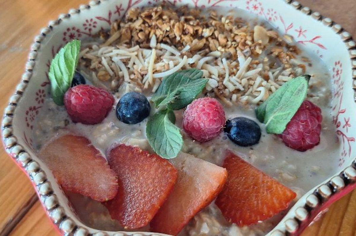 Avena con chía, frutas, granola y coco, foto de Miriam Carmo