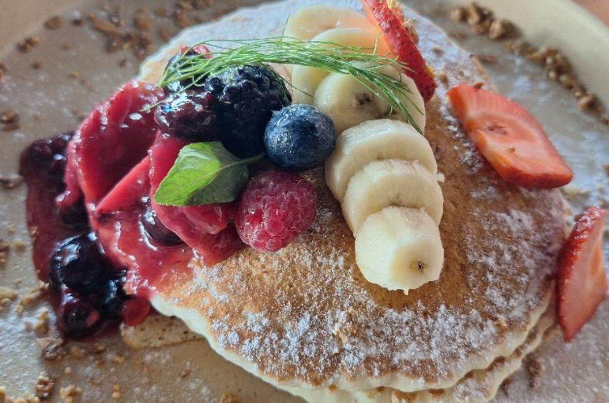 Pancakes con fruta fresca y mermelada de frutos rojos, foto de Miriam Carmo