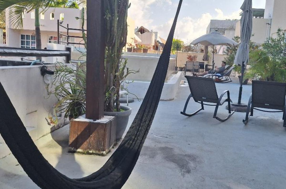 Azotea del hotel con alberca y camastros, foto de Miriam Carmo