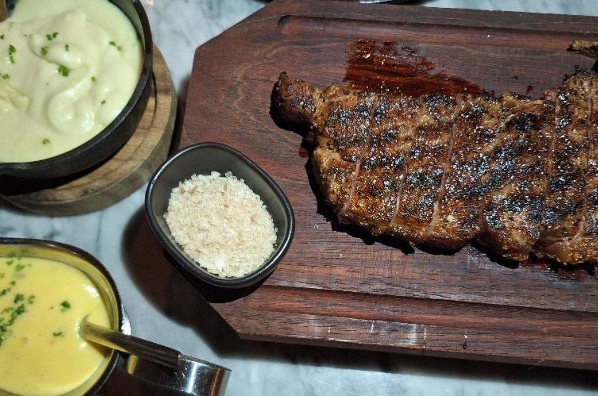 Dry aged bone in Kansas Steak con salsa bernesa y mousseline de papa, foto de Miriam Carmo