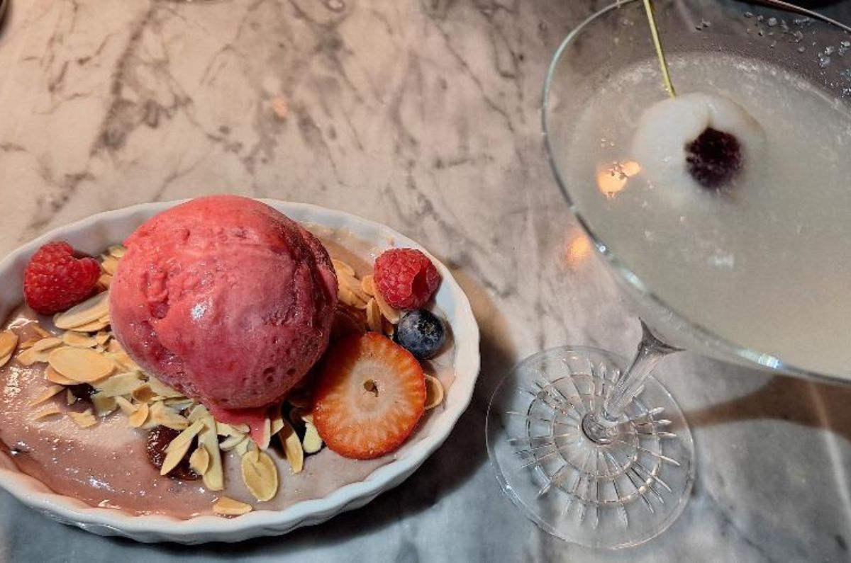 Clafoutis de amarena con sorbete de frambuesa y cóctel Aldebaran (vodka, lychee y cerezas amarena), foto de Miriam Carmo