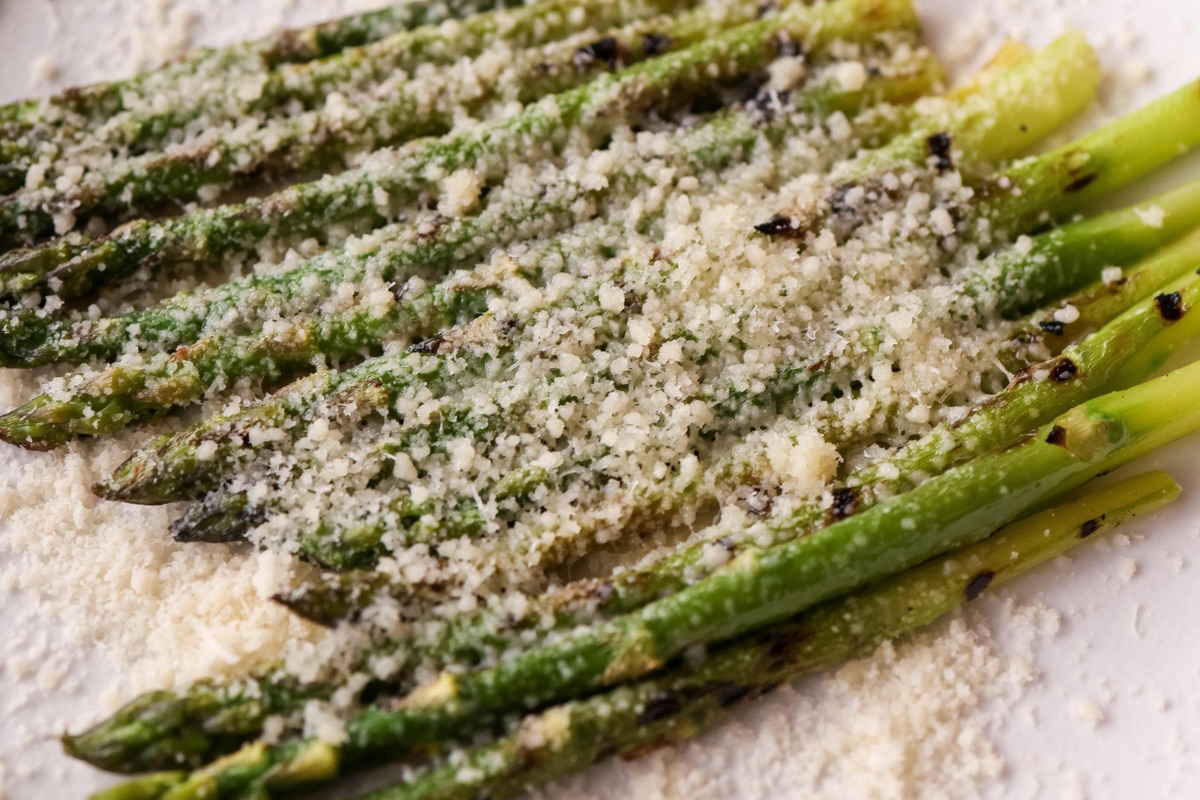 Espárragos horneados con queso parmesano. Foto de Canva.