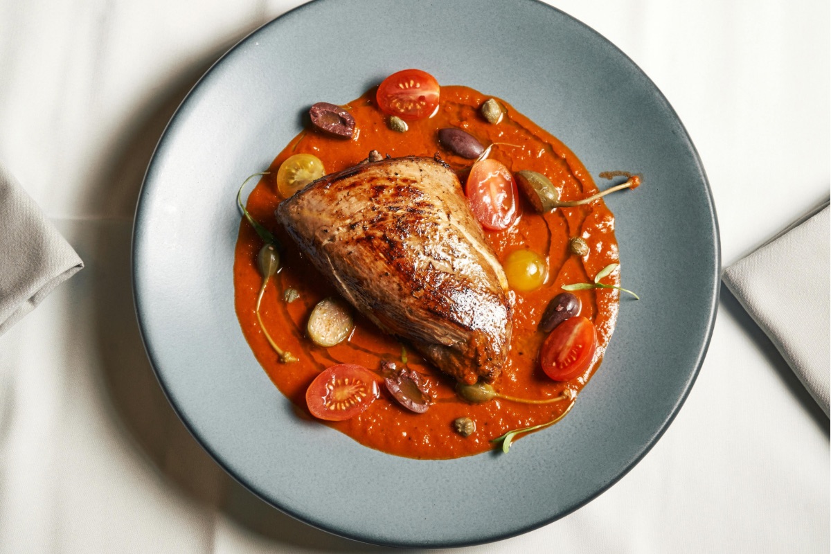 Pollo asado con salsa de jitomate. Foto de Canva.