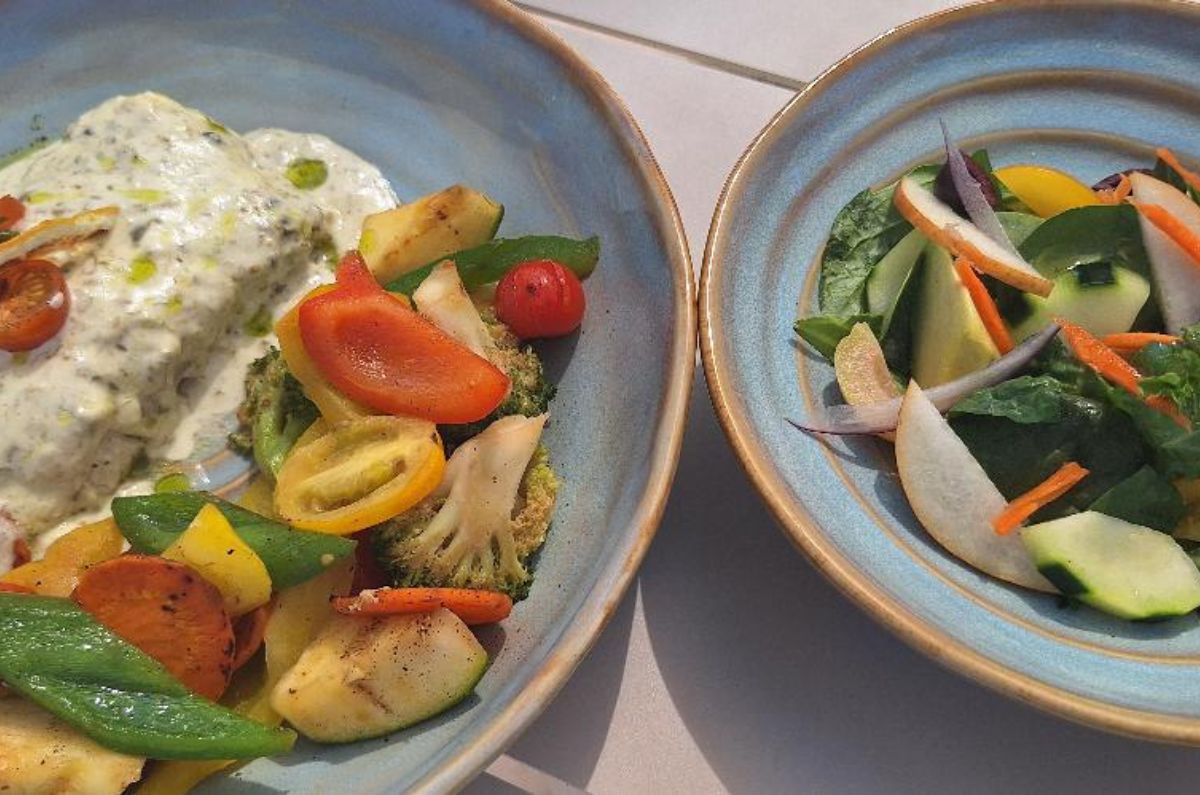 Robalo en papillote con epazote, verduras de temporada, mantequilla de alcaparras y limón, foto de Miriam Carmo