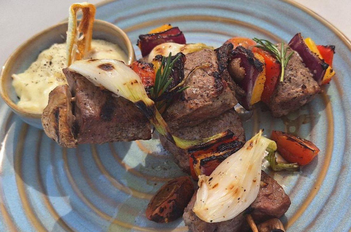 Brochette de NY, puré de aceituna, relish de cebolla, pimiento asado y vinagreta de limón, foto de Miriam Carmo
