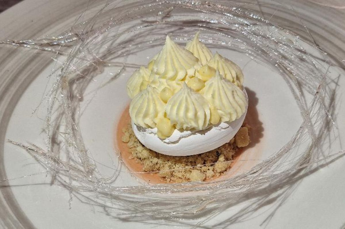 Cremoso real de limón, sable aromatizado al cardamomo, merengue deshidratado y aire de vainilla en restaurante Chez Moi, foto de Miriam Carmo