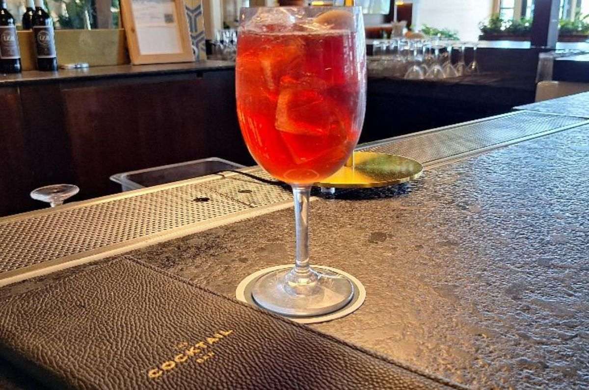 Portugal Sprits (Oporto, Campari, oleo de naranja agria, agua mineral, vino espumoso de la mixóloga Fátima León en Cocktail Bar, foto de Miriam Carmo