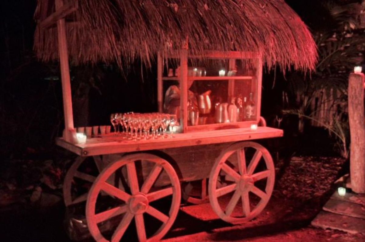 Servicio de bebidas durante la cena maya, foto de Miriam Carmo