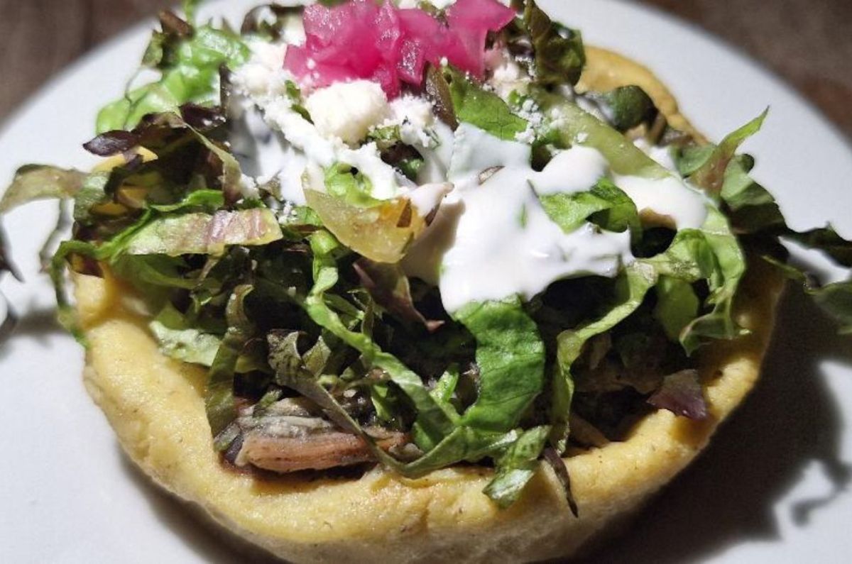 Sope con puré de frijoles, cerdo guisado, lechuga y tomate, foto de Miriam Carmo