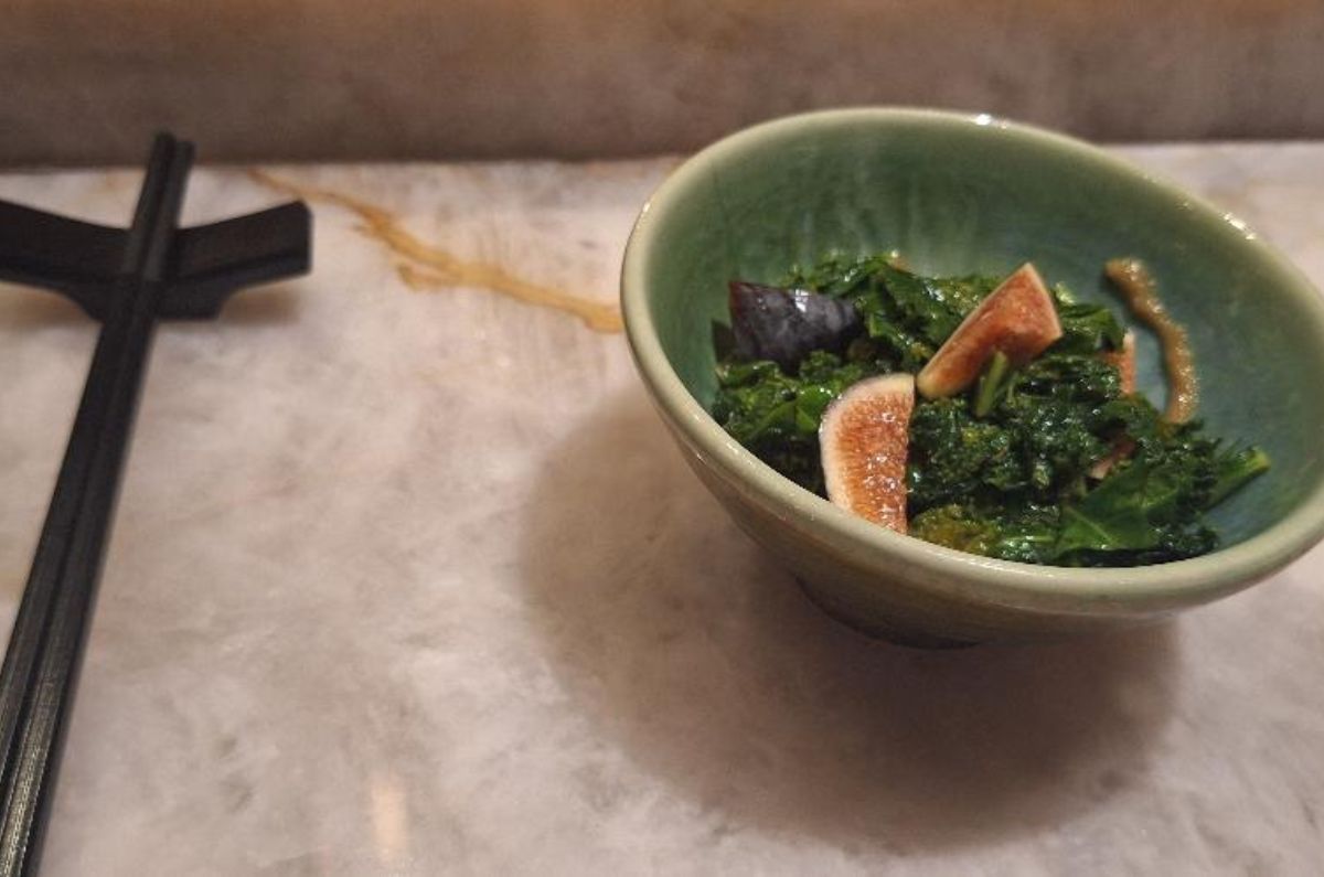 Warm Kale Salad + fig (kale, higos, mantequilla dorada, jerez, tahini) en Remu Sushi, foto de Miriam Carmo