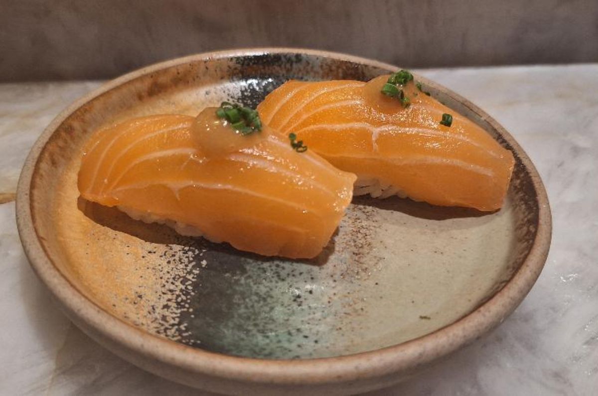 Nigiri de salmón con tahini en Remu Sushi (menú del chef Batuel Mora Garcia), foto de Miriam Carmo