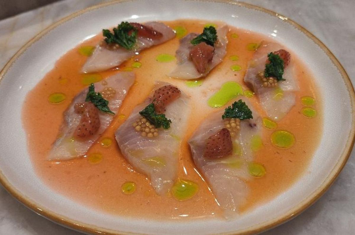 Tiradito de kampachi con fresa en Remu Sushi de Raul y Alma, foto de Miriam Carmo