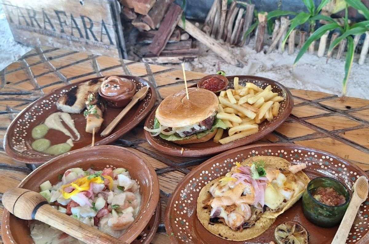 Ceviche de pescado, camarón y pulpo con salsa de tigre, en-vara-asadas de pork belly, taco chilacón (chile xcatik, queso, pulpo y camarón) y hamburguesa tradicional con papas gajo en Fara Fara, foto de Miriam Carmo