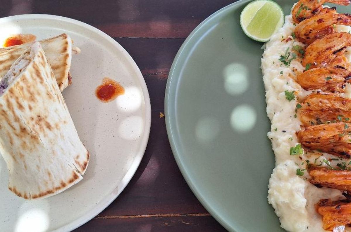 Camarones para pelar marinados con salsa borracha ahumada, montados sobre puré de papa y wrap de pescado (pan pita con hummus, pesca del día, ensalada mixta y aderezo de tahini) en La Embajada Universal, foto de Miriam Carmo