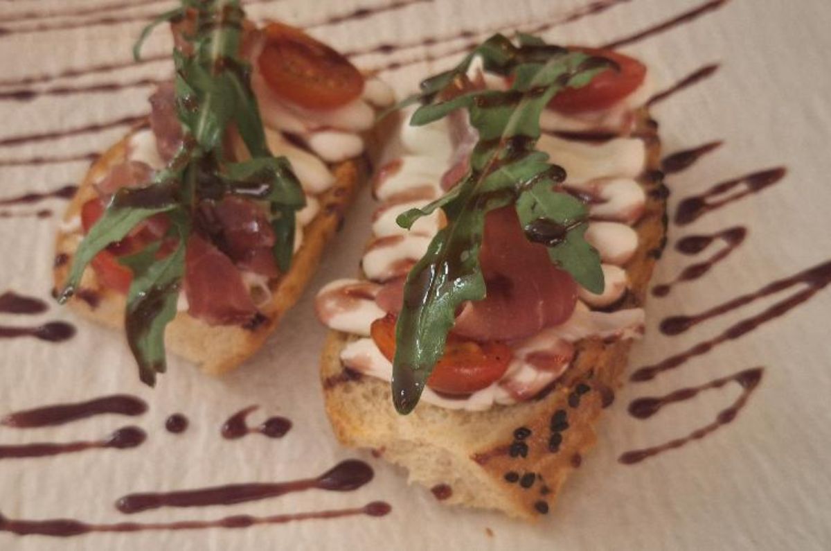 Bruschetta (queso de cabra, jamón serrano, tomates cherry y reducción de balsámico), foto de Miriam Carmo