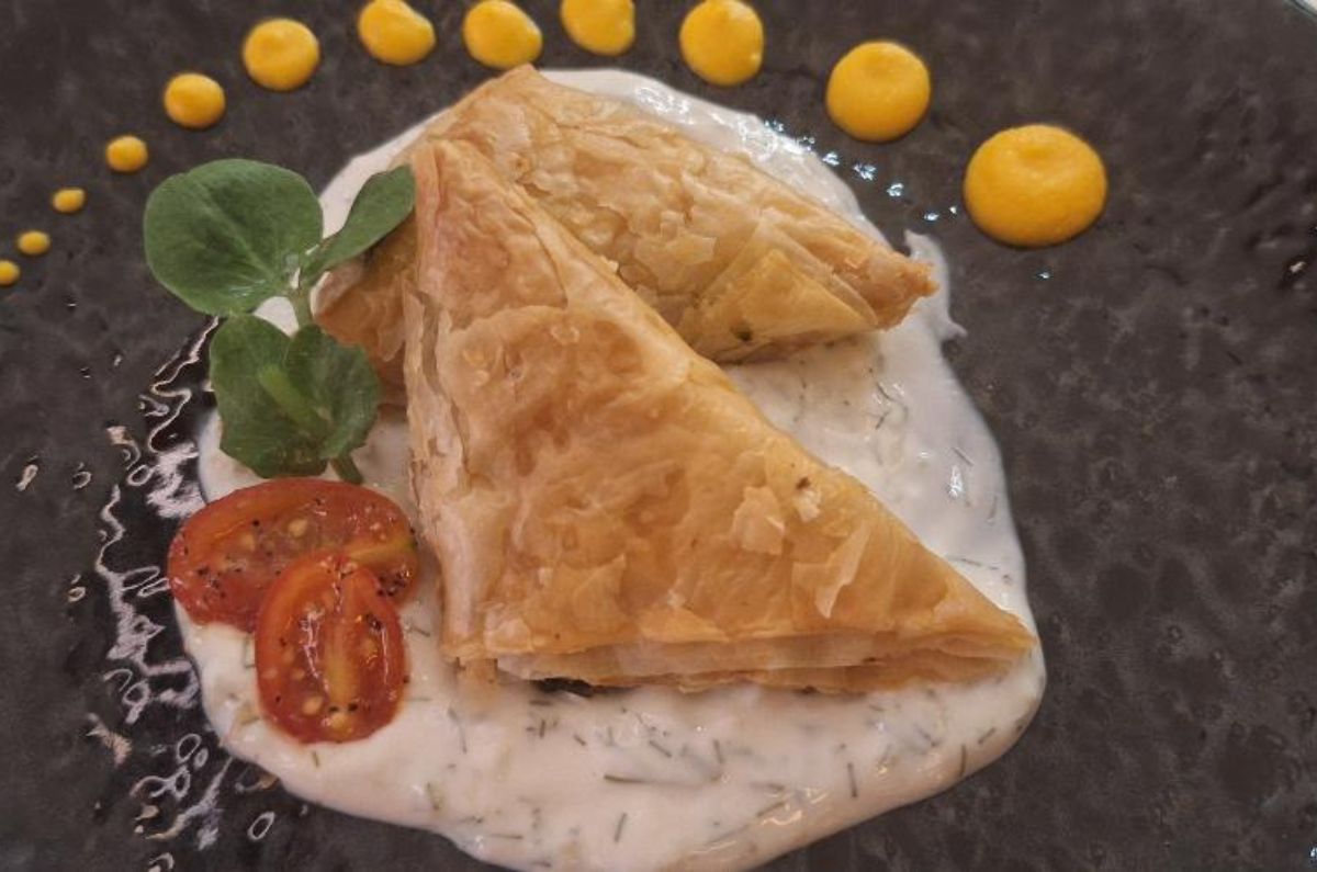 Spanakopita (crujiente pasta philo rellena de espinaca y queso feta, salsa de yogurt), foto de Miriam Carmo