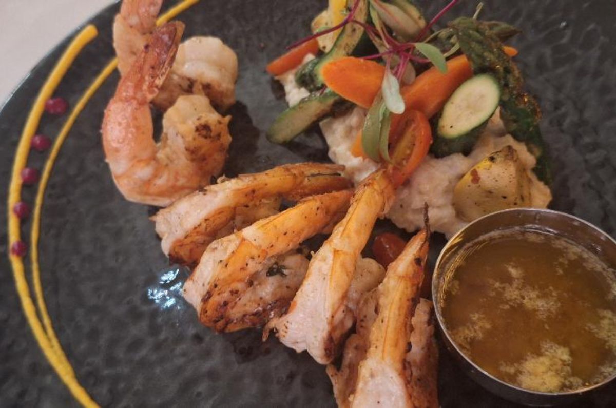 Gambas salteadas con vino blanco, azafrán y ajo, espinaca y pisto de vegetales, foto de Miriam Carmo