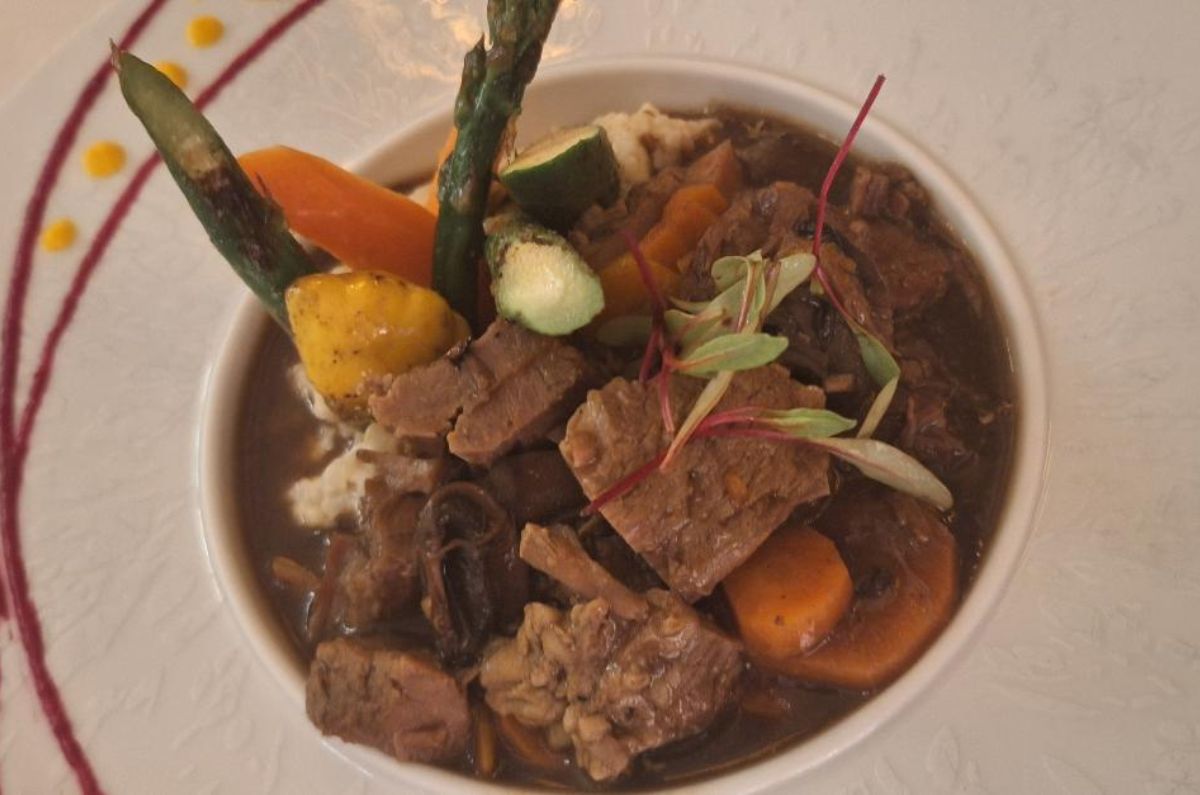 Bouef Bourguignon (trozos de res cocidos a fuego lento en vino tinto con verduras de raíz y champiñones), foto de Miriam Carmo