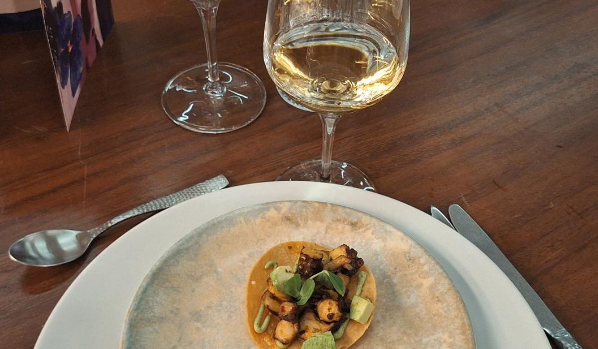 Tostadita de pulpo con chermoula, alioli de aguacate y pesto maridado con vino blanco, foto de Miriam Carmo