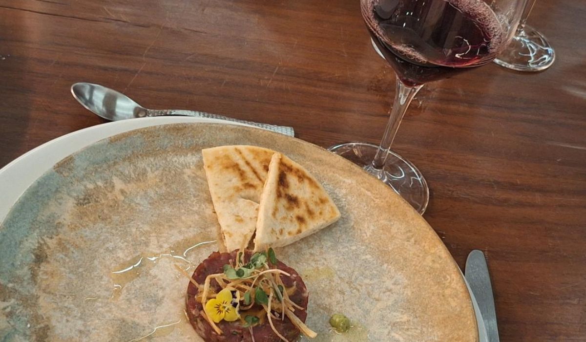 Tartar de res especiado con ras el hanout maridado con vino tinto, foto de Miriam Carmo